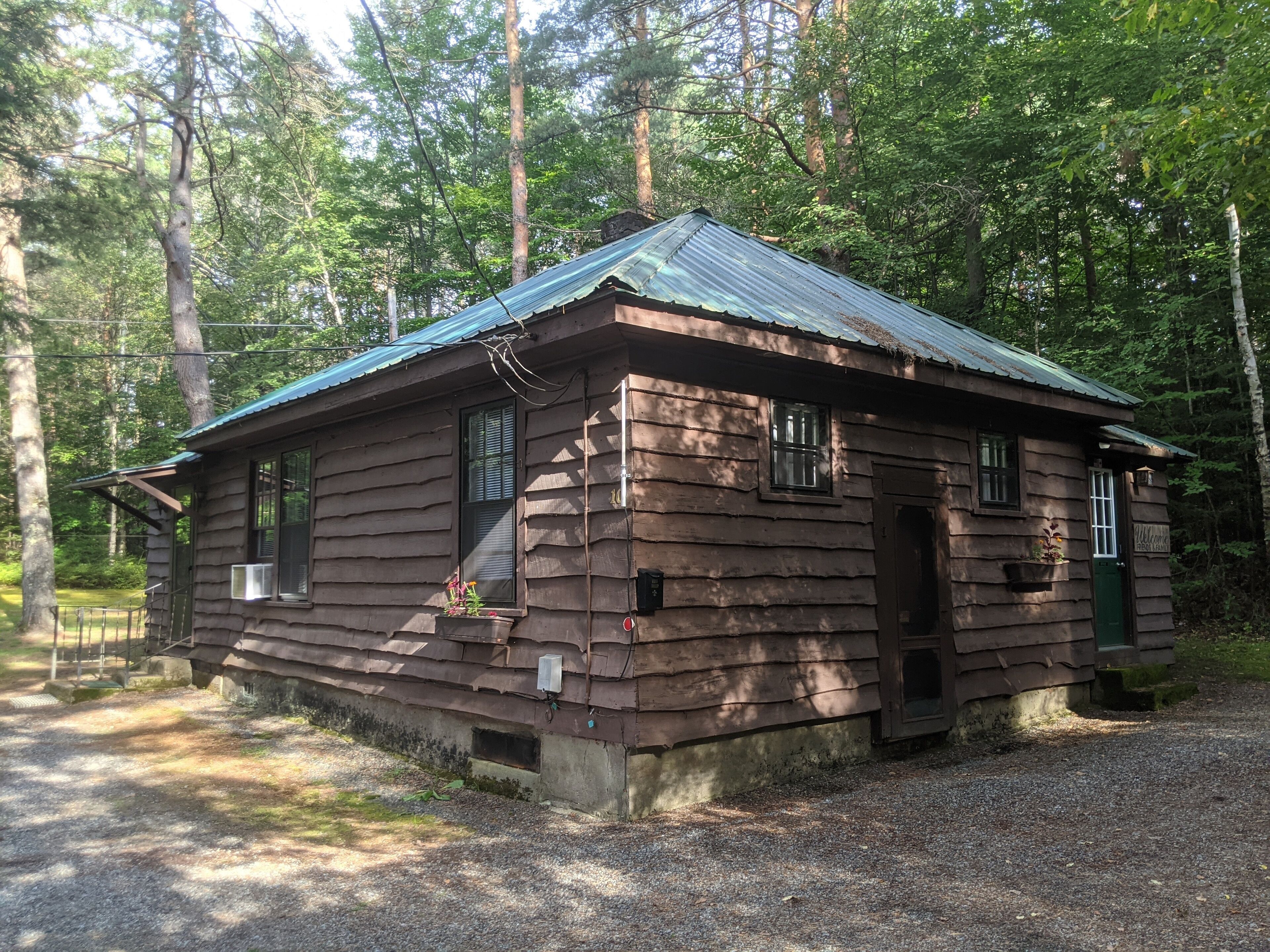 Moreno's Cottages Cabin #10 -2 Bed/2 Bath Adirondack 4 season Cabin in the pines