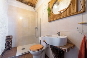 Bathroom - Apartment 'El Mirador Del Cel 1' with Mountain Views, Shared Garden and Wi-Fi (Forès, Tarragona)