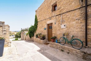 Property grounds - Apartment 'El Mirador Del Cel 1' with Mountain Views, Shared Garden and Wi-Fi (Forès, Tarragona)
