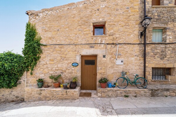 Exterior detail - Apartment 'El Mirador Del Cel 1' with Mountain Views, Shared Garden and Wi-Fi (Forès, Tarragona)