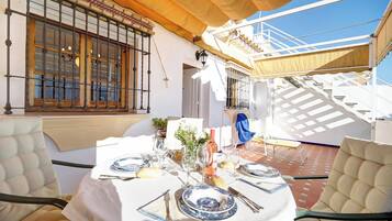 屋外ダイニングエリア