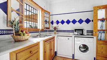 冷蔵庫、電子レンジ、コンロ、食器洗い機