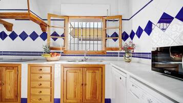 冷蔵庫、電子レンジ、コンロ、食器洗い機