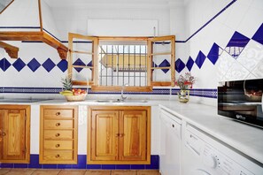 Réfrigérateur, micro-ondes, plaque de cuisson, lave-vaisselle