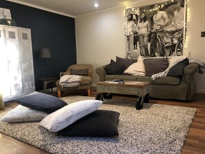 Smart-TV, Kamin, Bücher