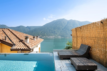 Piscina. Attico Colonno con vista lago, piscina a sfioro e vasca idromassaggio