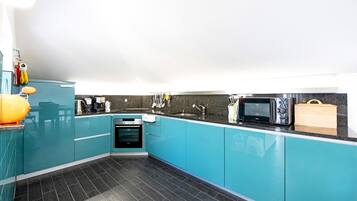 Frigorifero, microonde, forno, piano cottura