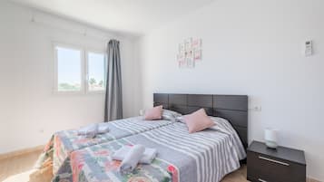 3 slaapkamers, een strijkplank/strijkijzer, gratis wifi, beddengoed