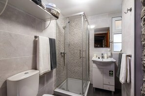 Shower, hair dryer, towels - Holiday Home 'Villa Rústica-Casa da Lurdes' with Mountain View, Wi-Fi, Balcony and Terrace (Ribeira Brava)
