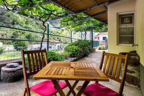 Outdoor dining - Holiday Home 'Villa Rústica-Casa da Lurdes' with Mountain View, Wi-Fi, Balcony and Terrace (Ribeira Brava)