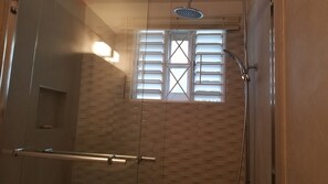 Dusche, Haartrockner, Handtücher, Seife