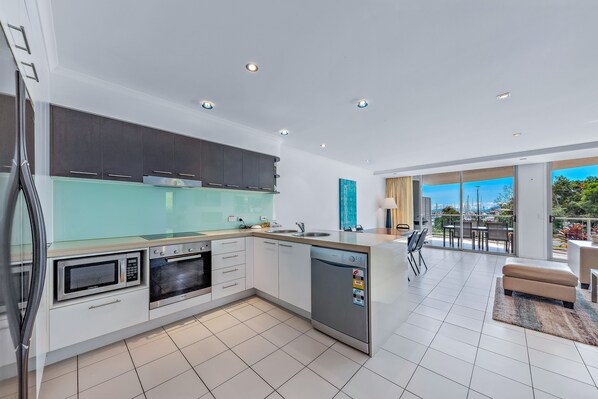 Departamento, 3 habitaciones, vista a la marina | Cocina privada | Refrigerador con congelador, microondas, horno y parrilla de estufa 