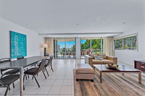 Departamento, 3 habitaciones, vista a la marina | Área de sala de estar