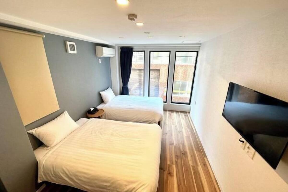 1 habitación, insonorización, wifi gratis y ropa de cama