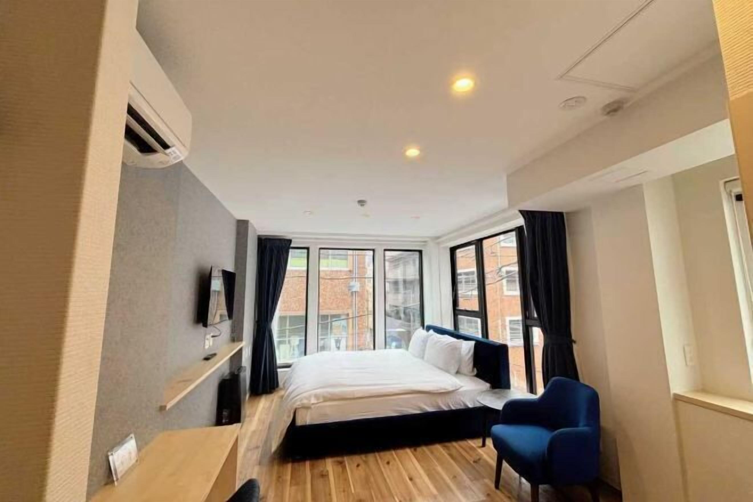 防音設備、WiFi (無料)、ベッドシーツ