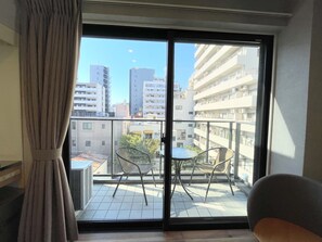 Habitació amb dos llits individuals, no fumadors, cuina bàsica (Balcony / 502) | Habitacions insonoritzades, wifi gratuïta i roba de llit 
