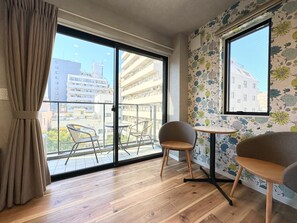 ห้องทวิน, ปลอดบุหรี่, ห้องครัวขนาดเล็ก (Balcony / 502) | ห้องเก็บเสียง, Wi-Fi ฟรี, ผ้าปูที่นอน