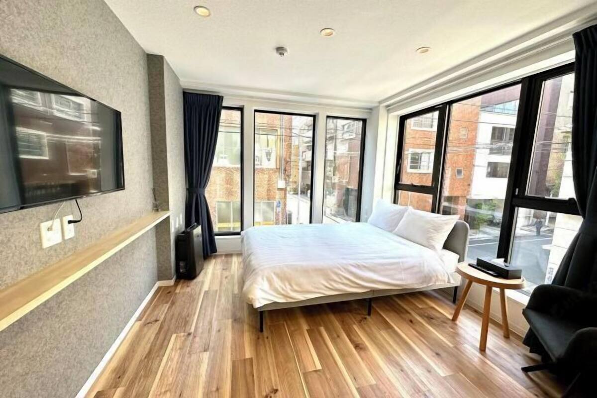1 habitación, insonorización, wifi gratis y ropa de cama