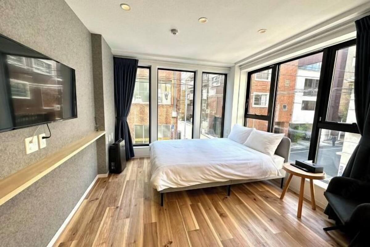 1 habitación, insonorización, wifi gratis y ropa de cama