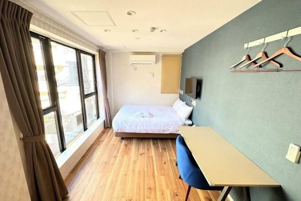 1 habitación, insonorización, wifi gratis y ropa de cama