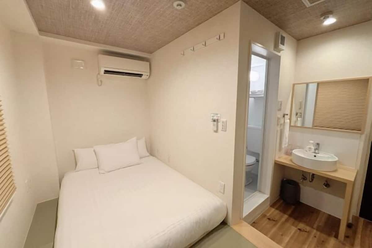 Soundproofing, free WiFi, bed sheets