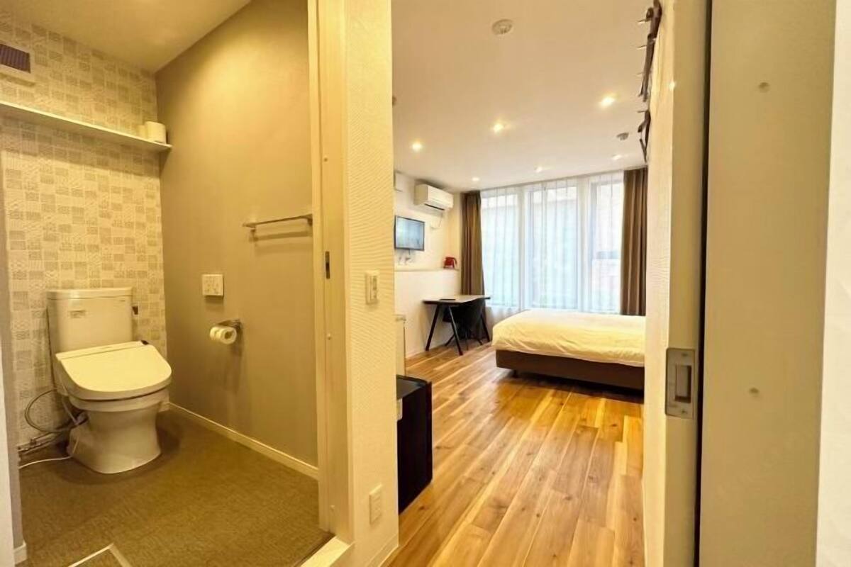 1 habitación, insonorización, wifi gratis y ropa de cama