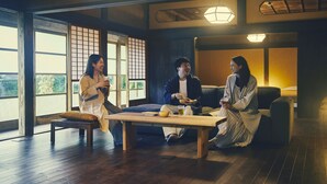 Een traditionele Japanse kamer met tatami vloeren, een lage houten tafel en glijdende shoji deuren.