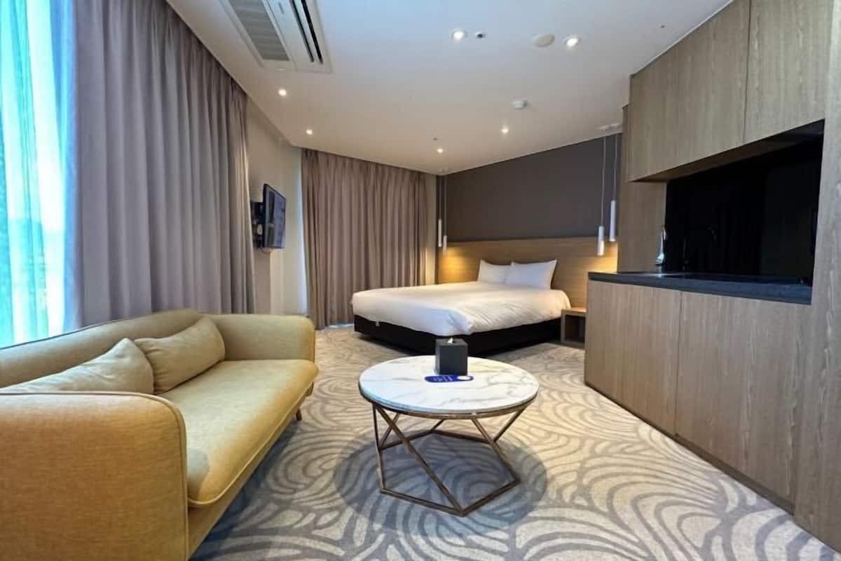 1 bedroom, premium bedding, down duvets, blackout curtains
