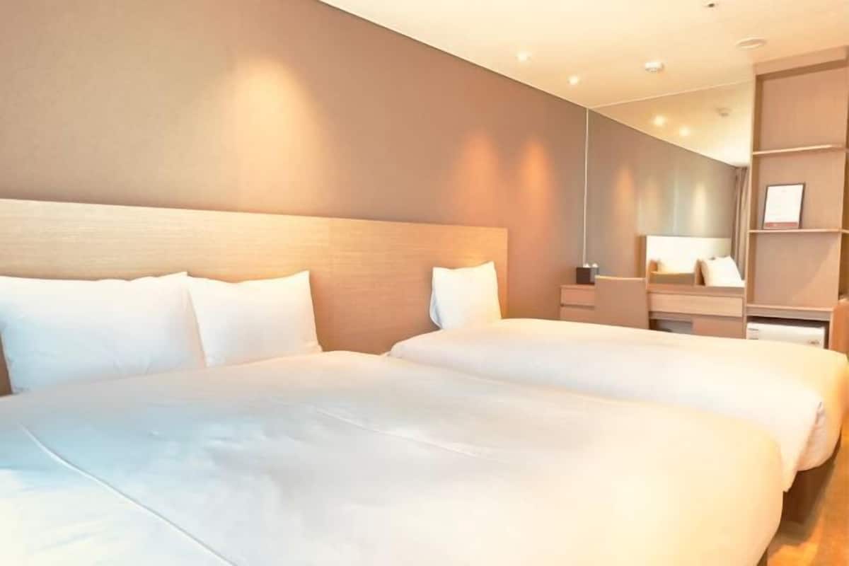 1 bedroom, premium bedding, down duvets, blackout curtains
