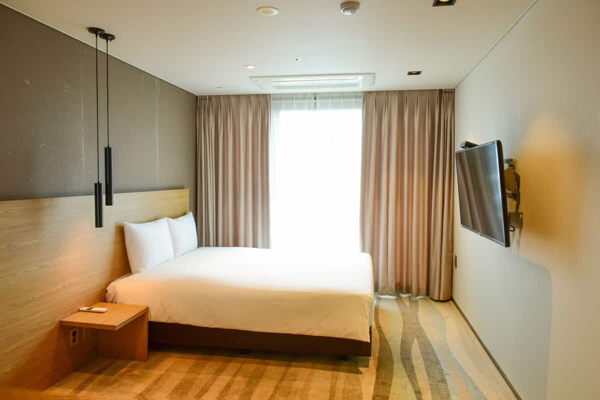 1 bedroom, premium bedding, down duvets, blackout curtains