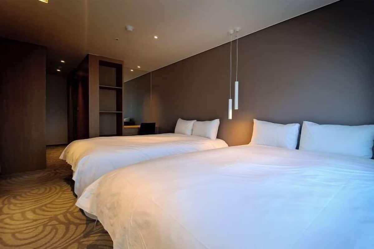 1 bedroom, premium bedding, down duvets, blackout curtains