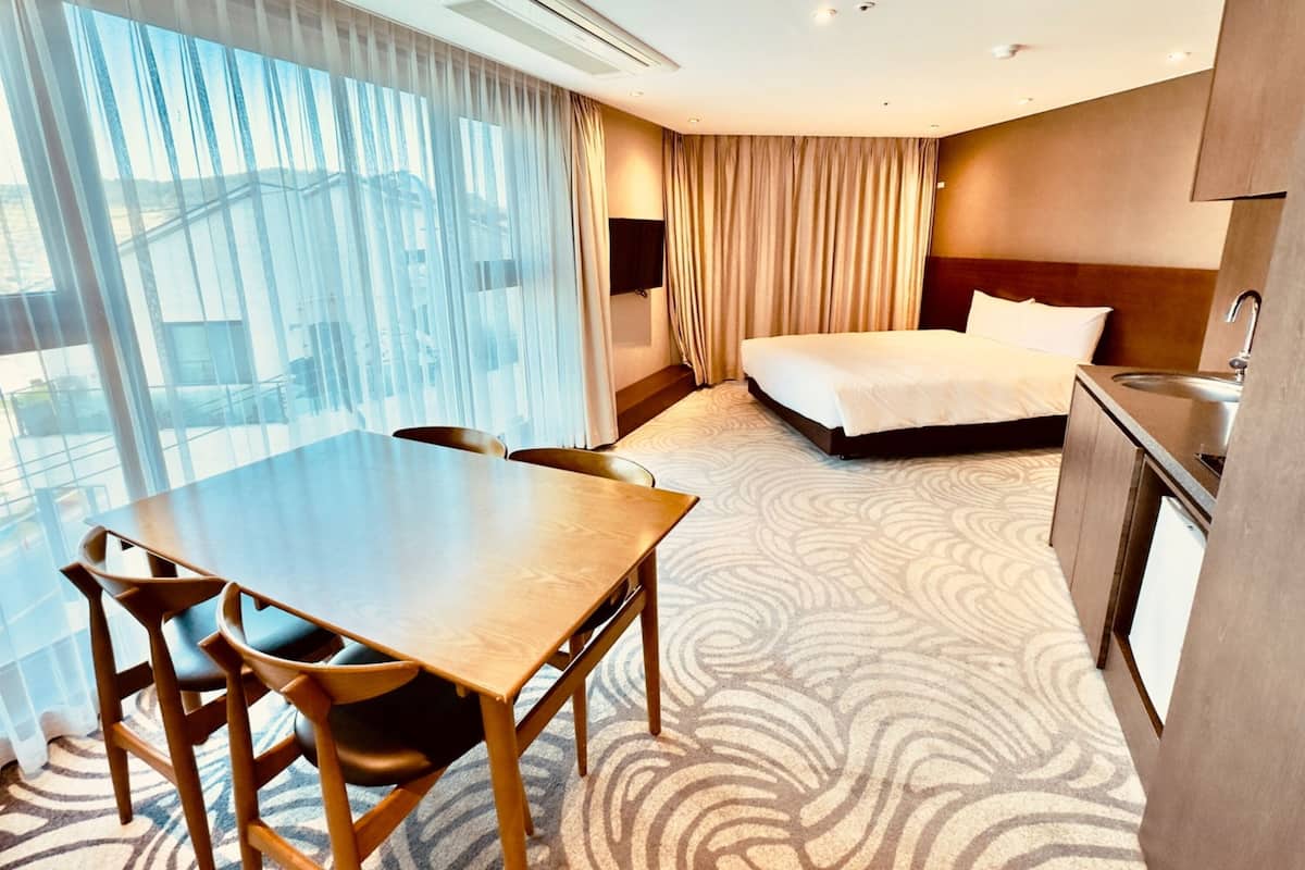 1 bedroom, premium bedding, down duvets, blackout curtains