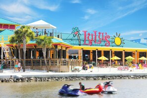 Un restaurant situé au bord de l’eau, avec une terrasse et une scène pour des concerts.