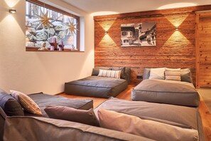 Interior - Gipfelhütte - mit Masterschlafzimmer, Zwei Hüttenzimmer und Balkon (Reit im Winkl)