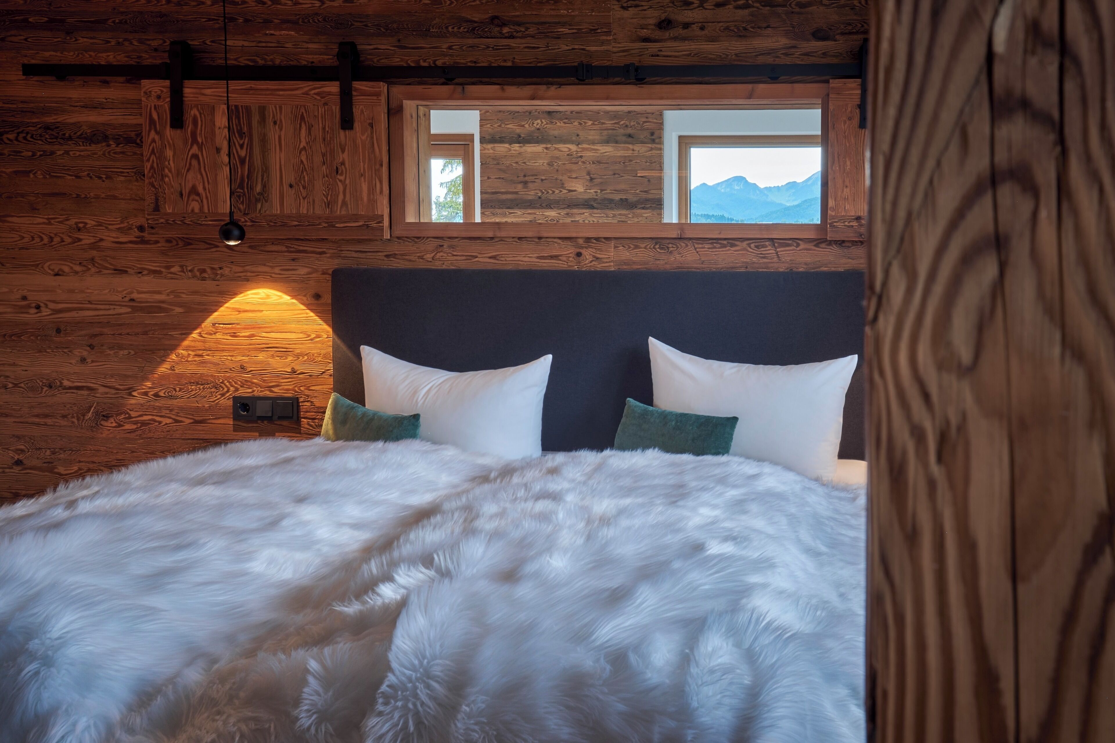 2 bedrooms, internet, bed sheets