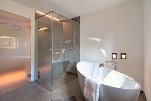 Badewanne, Haartrockner, Handtücher