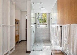 Shower, hair dryer - Suite Paquita | Perfectly located boutique apartment! (San Juan)