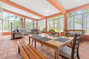 Televisión y oficina 