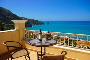 Outdoor dining - Natalia Loft Apartment C with panoramic sea views of Agios Gordios bay (Agios Gordios)