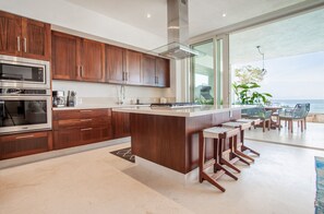 Kylskåp, mikrovågsugn, ugn och diskmaskin