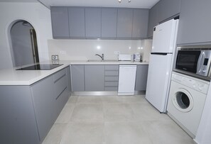 Een koelkast, een microgolfoven, een oven, een kookplaat