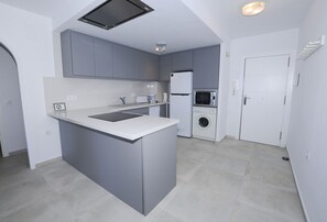 Een koelkast, een microgolfoven, een oven