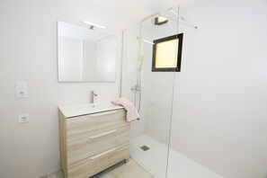 Een douche, handdoeken