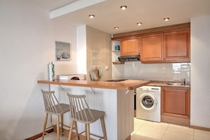 Réfrigérateur, micro-ondes, four, cafetière/bouilloire