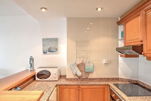 Réfrigérateur, micro-ondes, four, cafetière/bouilloire