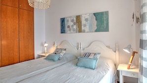 A bedroom with a double bed, two bedside tables with lamps, a wooden wardrobe, and a wall art piece. - A75 CALPPLACE ESC 1 5º 3 (Calpe)