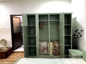 Coffres-forts dans les chambres, fer et planche à repasser