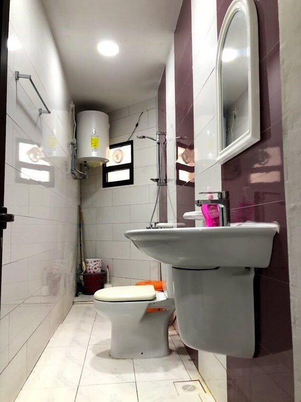 City-Studio | Badezimmer | Dusche, Handtücher