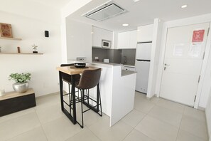 Een koelkast, een microgolfoven, een oven, een vaatwasser