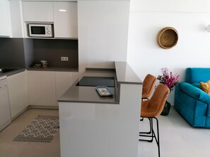 Een koelkast, een microgolfoven, een vaatwasser